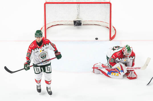 Frölundas Tom Nilsson och målvakt Tobias Normann deppar