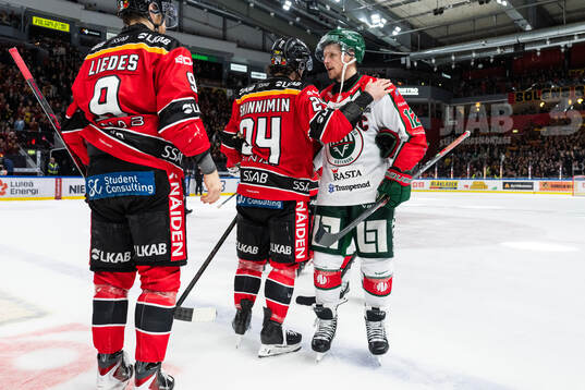 Frölundas Max Friberg tackar Luleås Brendan Shinnimin