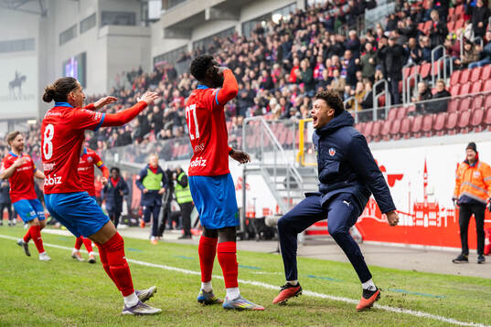 Helsingborgs Demba N'Diaye jublar med lagkamrater