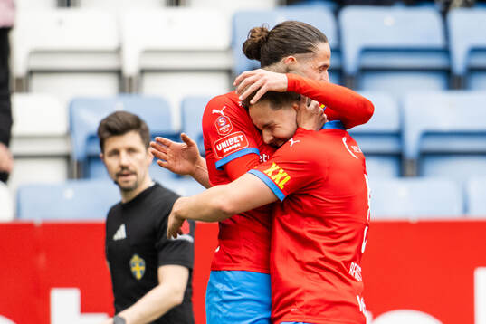 Helsingborgs Ervin Gigovic och Simon Bengtsson jublar