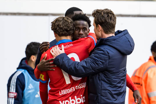 Helsingborgs Clancy Valere Biten jublar med lagkamrater