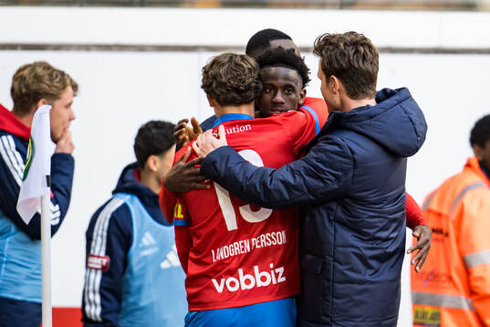 Helsingborgs Clancy Valere Biten jublar med lagkamrater