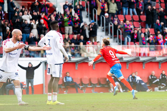 Helsingborgs Alexander Johansson jublar medan Östers