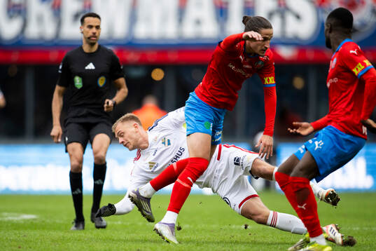 Helsingborgs Ervin Gigovic krockar med Östers Dennis Olsson