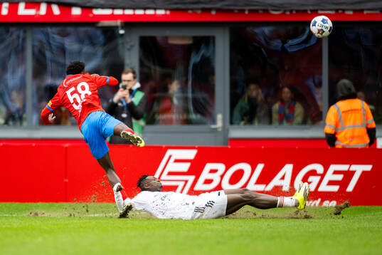 Helsingborgs Clancy Valere Biten och Östers Kingsley Gyamfi