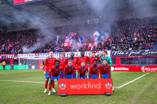Helsingborgs spelare ställer upp for lagbild