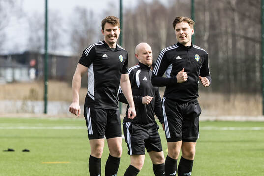 Domare Oscar Forsberg och assisterande domare Martin