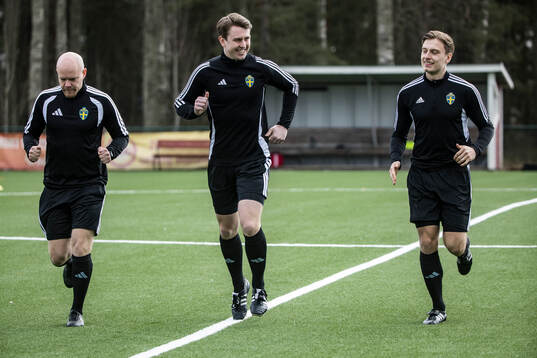 Domare Oscar Forsberg och assisterande domare Martin