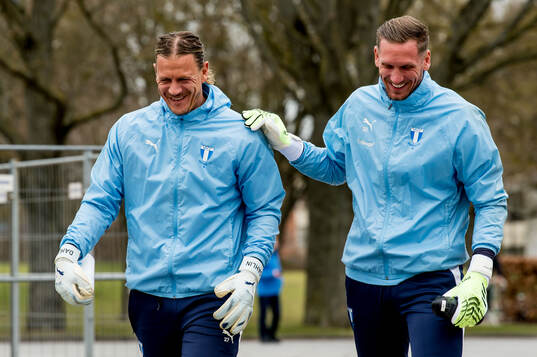Målvakt Johan Dahlin och målvakt Robin Olsen