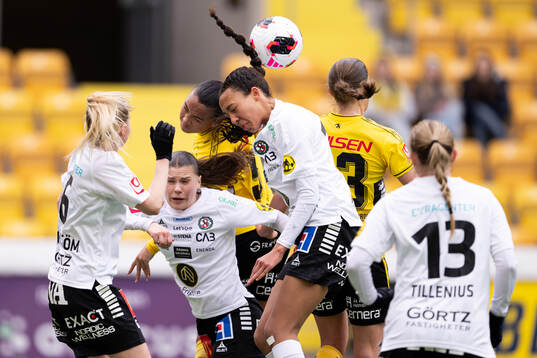 Elfsborgs Matilda Mårtensson och Örebro SKs Olivia Okara