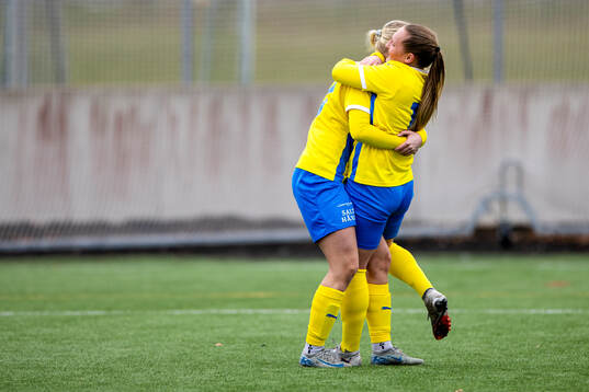 Eskilsminnes Alma Bertilsson jublar med lagkamrat