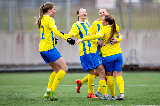 Eskilsminnes Alma Bertilsson jublar med laget