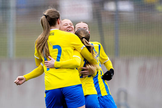 Eskilsminnes Alma Bertilsson jublar med laget