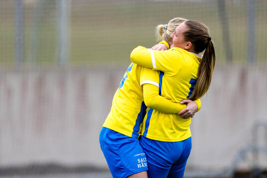 Eskilsminnes Alma Bertilsson jublar med lagkamrat
