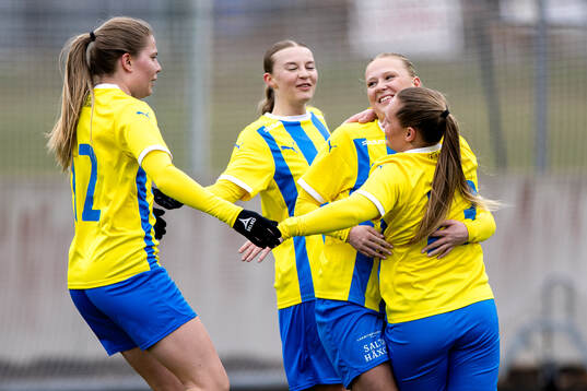 Eskilsminnes Alma Bertilsson jublar med lagkamrater