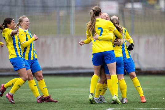 Eskilsminnes Alma Bertilsson jublar med lagkamrat