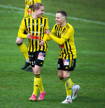 IFK Hässleholms Lucas Johnsson grattas av Michael