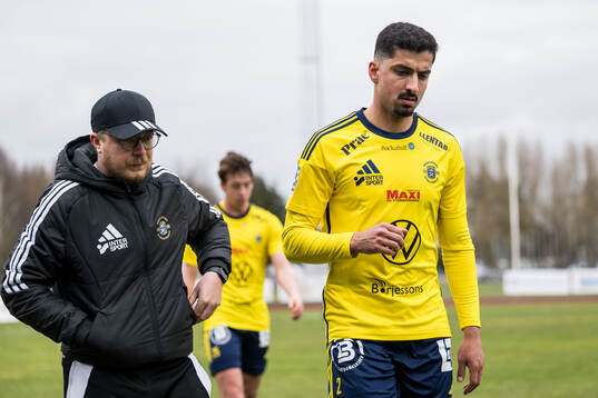Ängelholms tränare Tim Hallén och Mohammad Ahmadi deppar