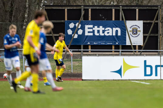 Skylt med ettans logga på