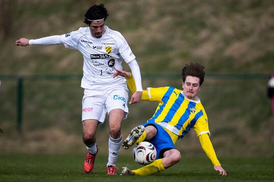 Eskilsminnes Melvin Larsson och Laholms FKs Olle Johansson