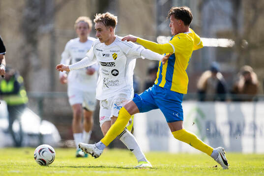 Eskilsminnes Fabian Velander och Laholms FKs Måns Andersson