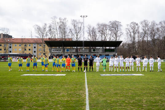 Eskilsminnes och Laholms FKs spelare uppställda
