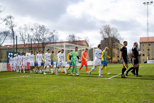 Eskilsminnes och Laholms FKs spelare gör entré