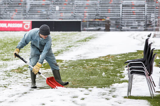Skottning av planen på Stora Valla fotbollsplan