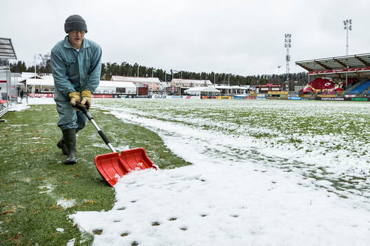 Skottning av planen på Stora Valla fotbollsplan