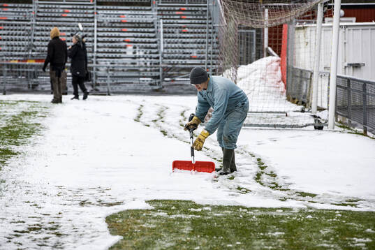 Skottning av planen på Stora Valla fotbollsplan