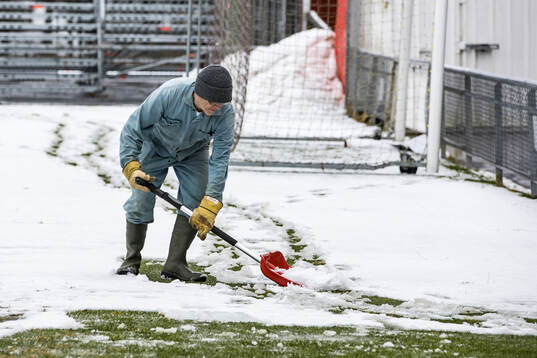 Skottning av planen på Stora Valla fotbollsplan