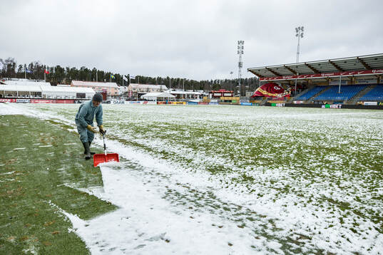 Skottning av planen på Stora Valla fotbollsplan