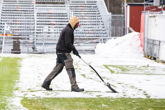 Skottning av planen på Stora Valla fotbollsplan