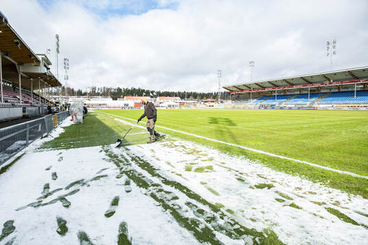 Skottning av planen på Stora Valla fotbollsplan