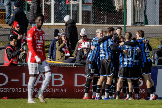 Sirius Neo Jönsson jublar med lagkamrater