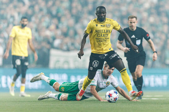 Hammarbys Markus Karlsson och Mjällbys Abdoulie Manneh