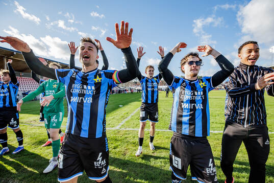 Sirius Henrik Rönnlöf Castegren och Neo Jönsson jublar