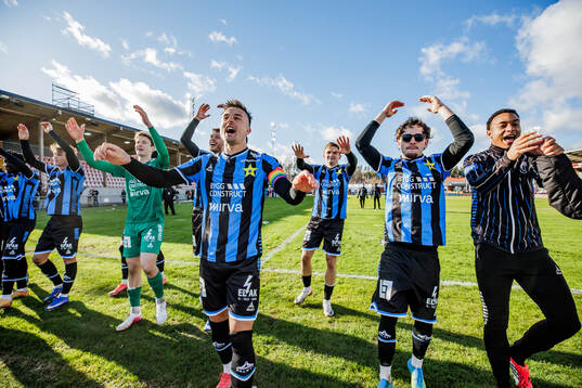 Sirius Henrik Rönnlöf Castegren och Neo Jönsson jublar