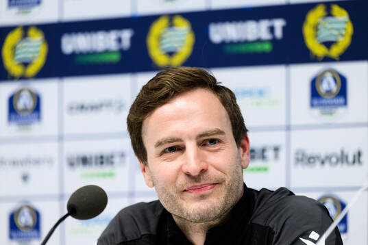 Mjällbys tränare Karl Marius Aksum vid en presskonferens
