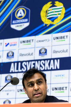 Hammarbys tränare Kalle Karlsson vid en presskonferens