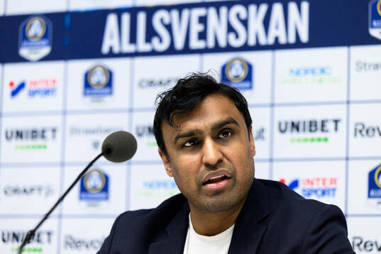 Hammarbys tränare Kalle Karlsson vid en presskonferens