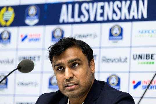 Hammarbys tränare Kalle Karlsson vid en presskonferens