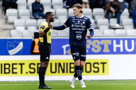 Domare Fredrik Oppong och Värnamos Hugo Andersson