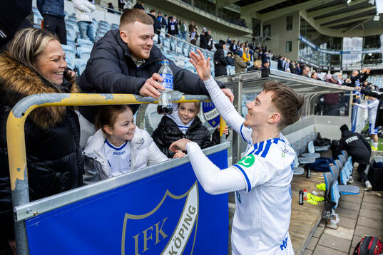 IFK Norrköpings Ryan Nelson jublar med familjen