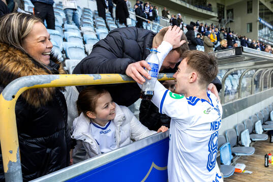 IFK Norrköpings Ryan Nelson jublar med familjen