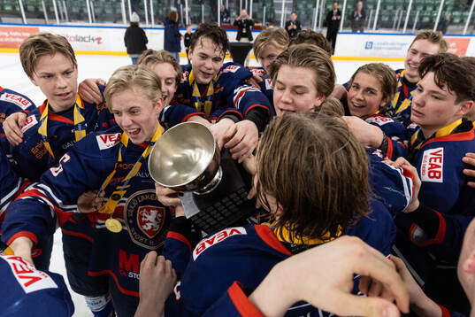 Växjös spelare jublar med pokalen