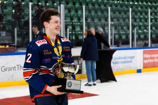 Växjös Theodor Johansson med U16 SM-pokalen