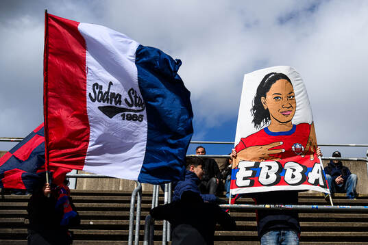Helsingborgs Ebba Manglind på en flagga