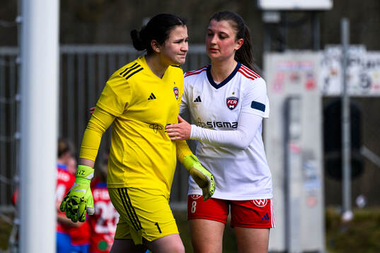 FC Rosengårds målvakt Ena Budalica och Anna Larsson deppar