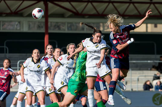 Rosengårds Molly Johansson nickar in 1-0 framför AIKs